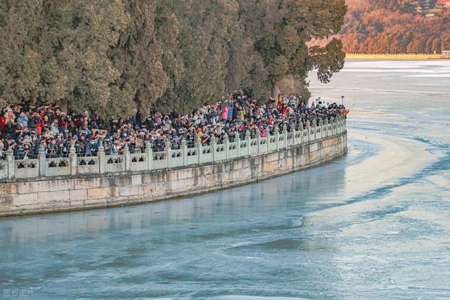 谁懂北京的浪漫？冬至前后 1 个月，十七孔桥桥洞点亮 17 盏金灯