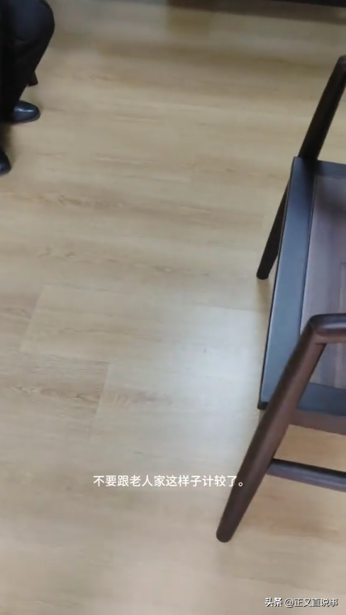 解气！外卖员被扇脸后续：获赔两百拒绝和解已起诉，大妈被拘3天