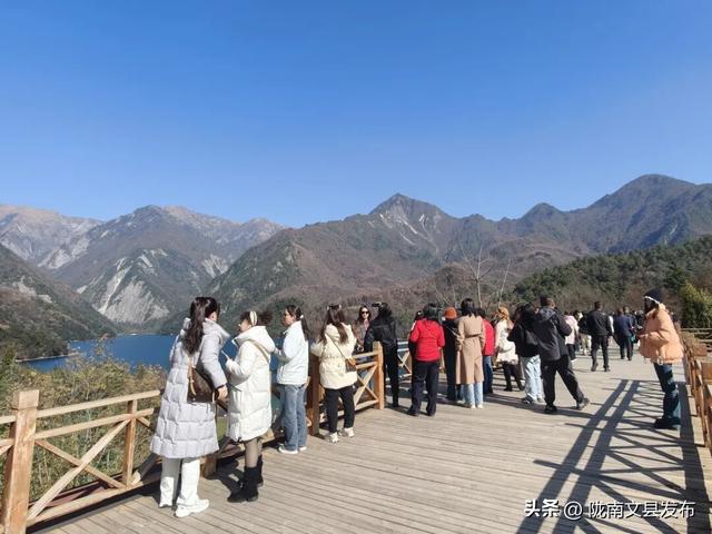 秋染天池藏雅韵 陇原生态邀君行——甘肃百家旅行社赴文县天池共探文旅合作新路径​