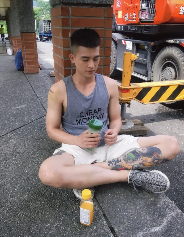 身上8处纹身还演农民？央视《生万物》闭眼选角，张艺谋真说对了