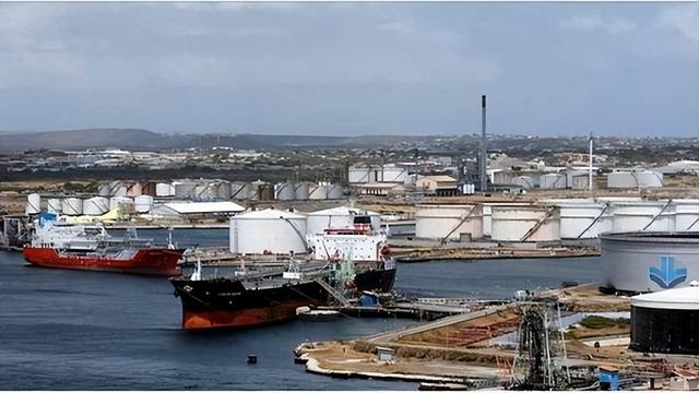 特朗普宣布，委内瑞拉出口中国石油加价2美元	，中方：一桶也不买