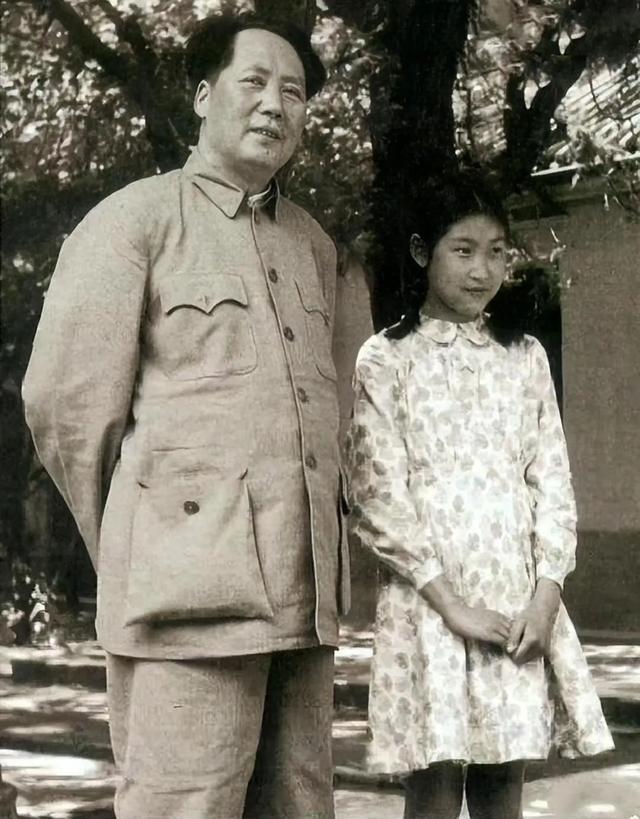学生时期的李敏被同学公开身份，李敏直言：爸爸是爸爸，我是我！