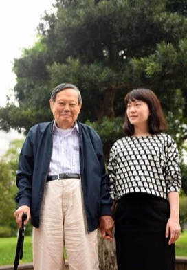 没想到，杨振宁去世后，49岁妻子翁帆	，竟因一个动作实现口碑暴涨