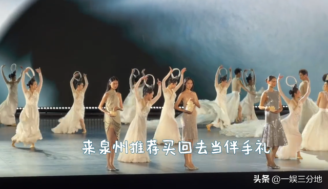 水均益跑泉州给女儿带娃，和前妻罕见同框	，主动搭话对方却不理他