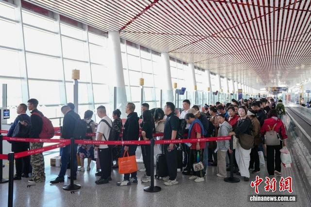（辉煌60载 魅力新西藏）探访拉萨贡嘎国际机场：雪域天路通四方