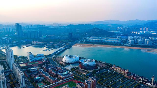 来灵山卫街道赏秋，邂逅星光岛梦幻山海诗画，五彩斑斓美得惊艳