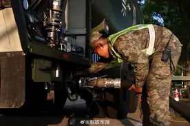 直击野战油料应急保障演练图片