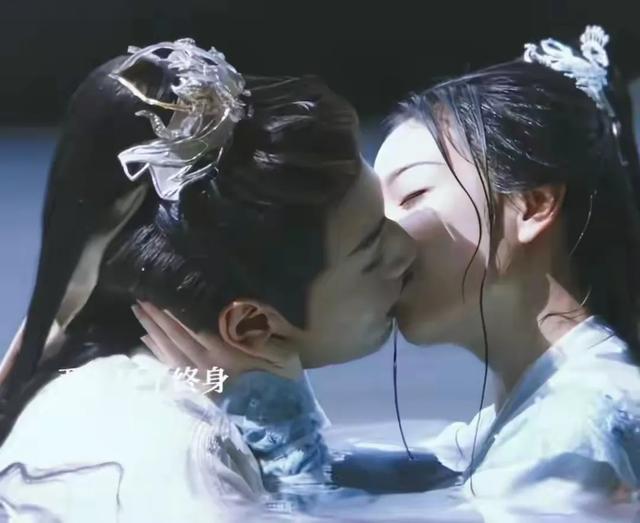 拦腰抱、湿身吻,《暗河传》2搭的他俩,贡献了全剧最大尺度