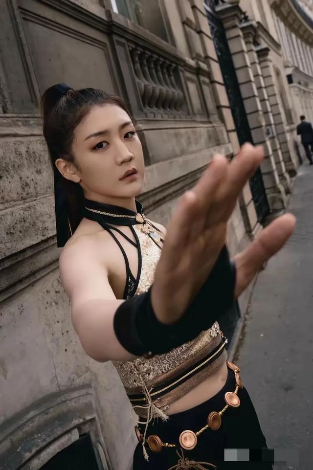 天呐！陈梦不打球穿衣很放得开啊 挂脖上衣露出小蛮腰 性感不失优雅