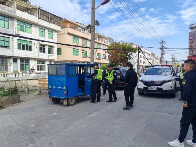 2月起	，电动车、三轮车	、四轮车上路“2禁3必查”，车主注意