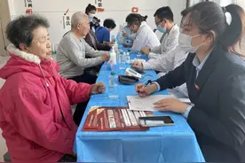 让“家门口”养老变享老…… 哈尔滨市首个“嵌入式”医养联合机构入驻这个社区图片