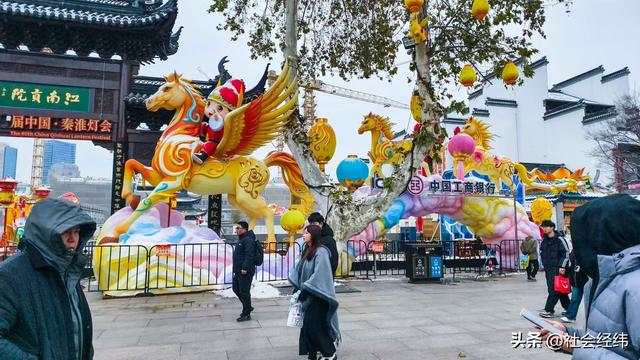 大寒雪落秦淮畔 四秩灯会映金陵 古建银装裹红韵入画来