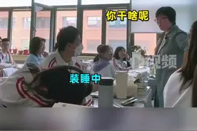 毕业生穿校服回母校悄悄看老师#，老师认出后满脸惊喜图片