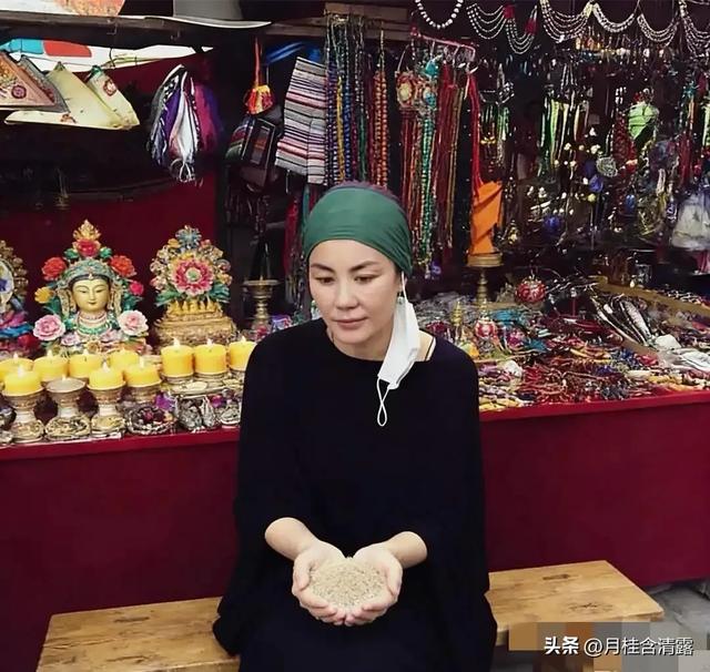 王菲西藏祈福，头戴绿头巾，素颜下眼袋好明显，岁月不饶人啊