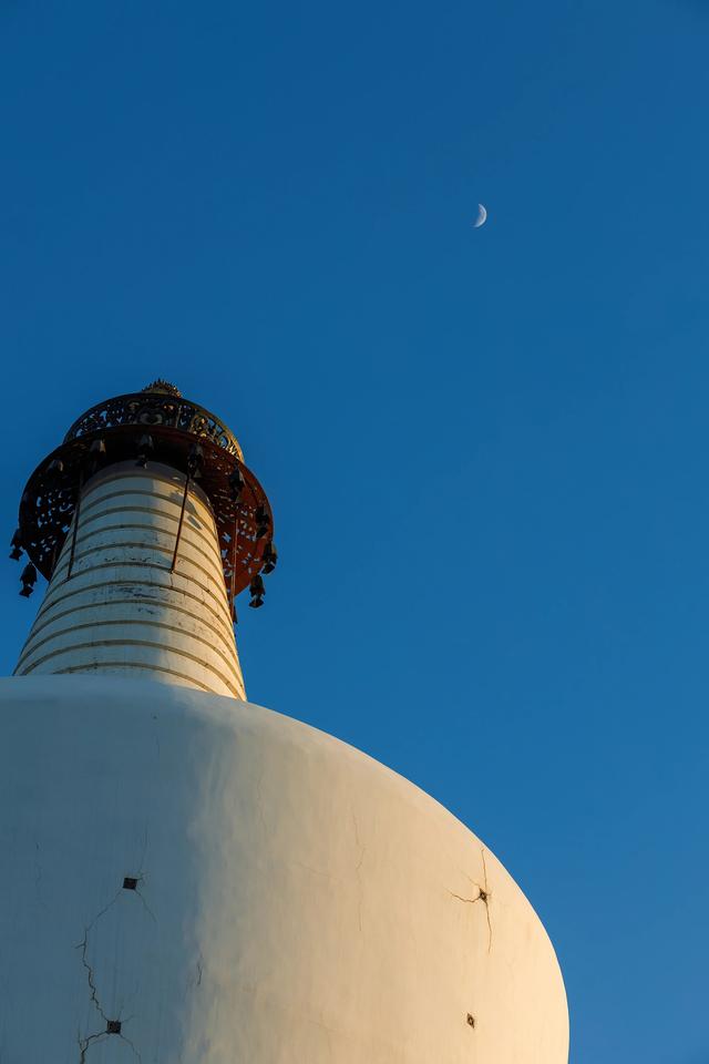 北海公园暗藏玄机！白塔下竟埋着千年未解之谜？探秘皇家园林