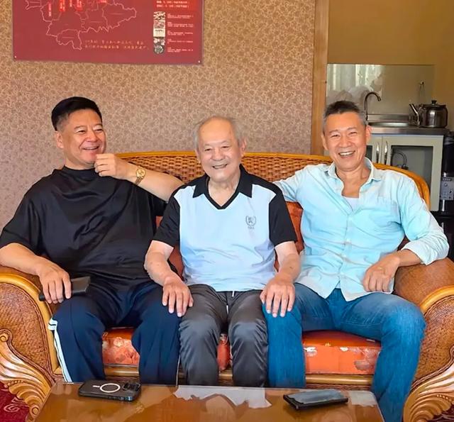 69岁张丰毅参加北电同学聚会，和沈丹萍互动亲近，张铁林也在场