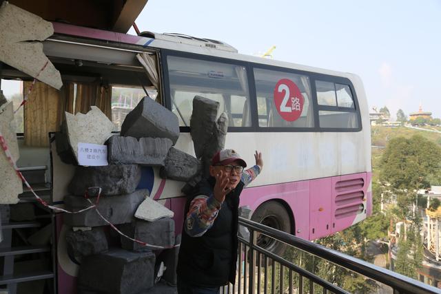 魔幻重庆再升级！美心红酒小镇复刻“8楼停车”，变身8D新地标