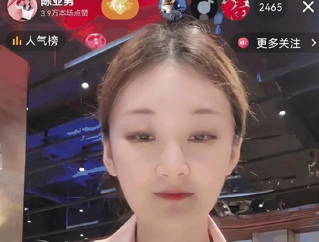 难怪陈亚男伤感	，再看大衣哥现儿媳，她跟人在处事上就差了两个字