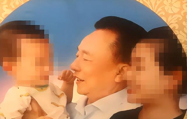 包养多名情妇，生下11个私生子，70多岁潜逃时仍要生娃！他是谁？