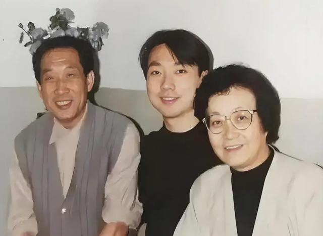 事实证明,54岁“丁克”了半辈子的康辉,早已走上了另一条大道