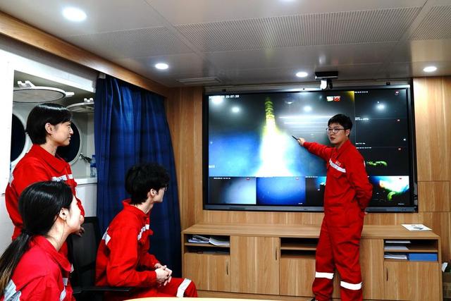 深海科考新纪元：中国首次实现双潜器协同作业突破4000米
