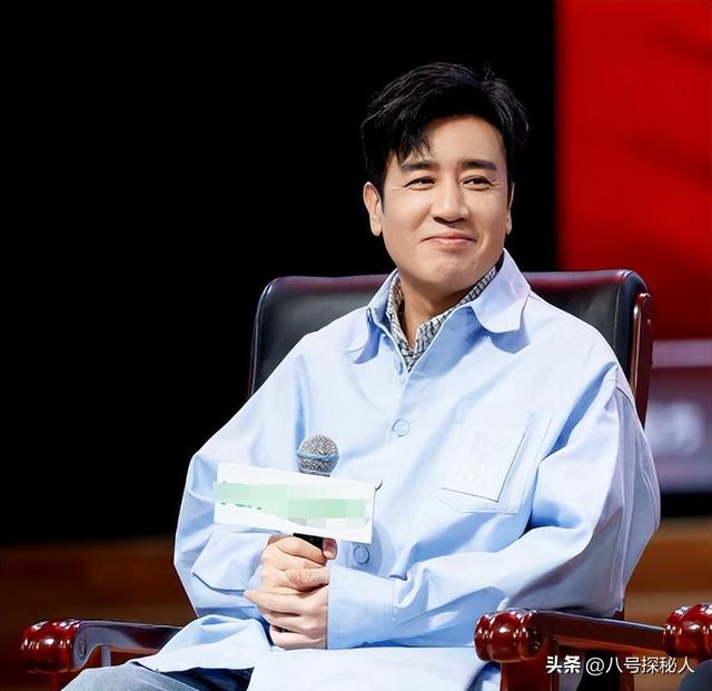 3岁丧父，吃姐姐奶水长大，成名后为8个哥姐买房，如今成全家骄傲