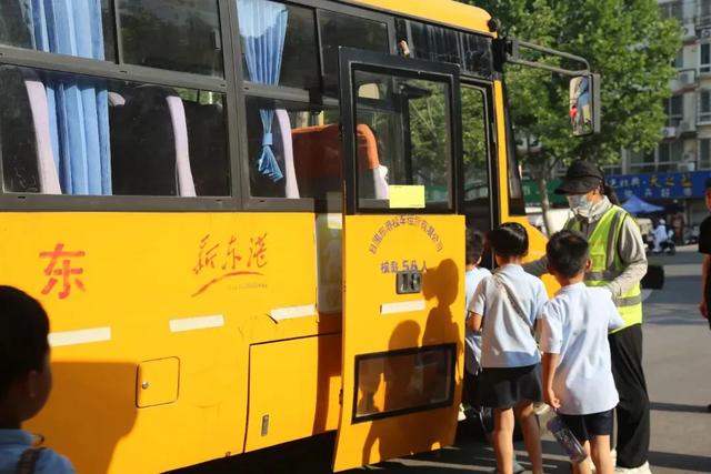 “老头乐”被禁后，新型接娃方式出现！网友：这4种，不查不扣