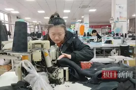 “中国女裤之都”毛嘴镇，两万服装工人的惬意生活图片