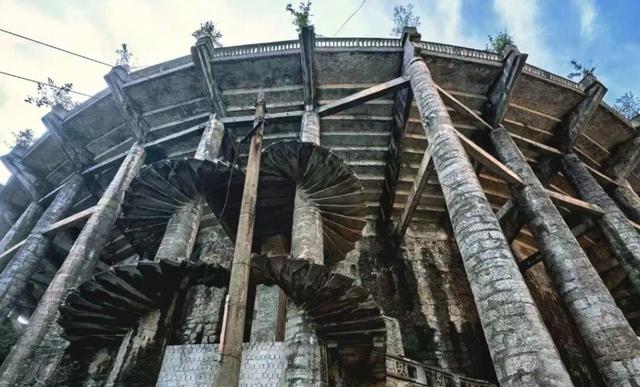 贵州大山里的荒废军工厂，5000人投入三线建设，星光球场很酷炫