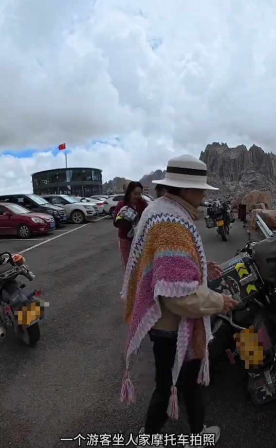 大妈旅行弄坏别人摩托车，不愿赔钱，车主太倒霉