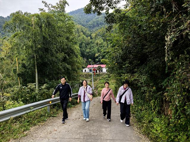 踏秋砺初心 登高守正义—— 汨罗市检察院开展秋游登山挑战赛