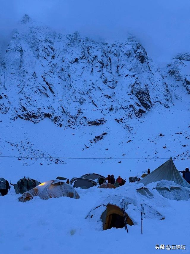 珠峰东坡遭遇罕见暴雪，登山者讲述惊险撤离经历