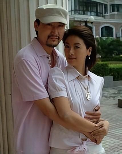 她靠一部剧吃一辈子，二婚嫁小6岁穷小子，如今丈夫红到让人嫉妒