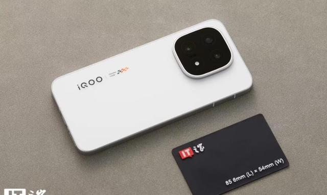 iQOO 15原厂膜竟可每年免费换4次？还有AR玻璃膜要上？