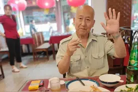 吃饭喝酒的环境里，应该可以抽烟才好图片