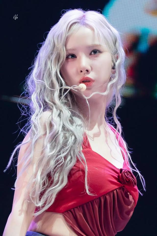 韩国女星丁恩妃大胆的肥腿字母黑色丝袜！个子矮也能这么诱惑吗？