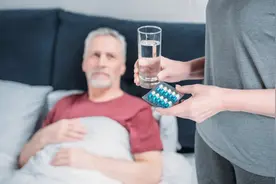 半夜出汗浸湿床单？提醒：别以为是体热，或是6种疾病“警报”图片