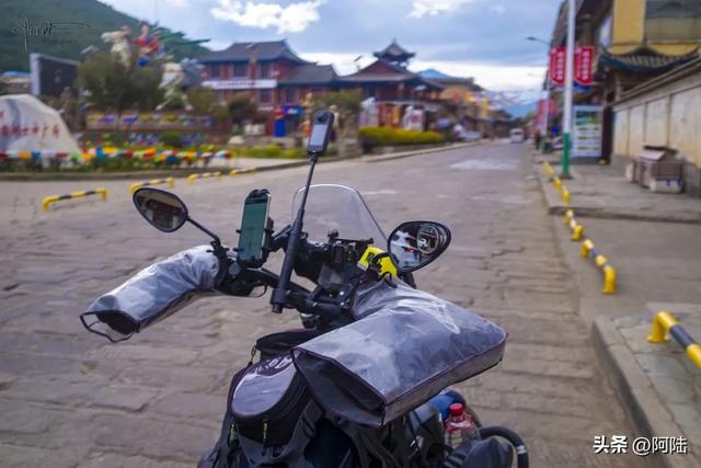 泸沽湖镇的石板路是当地摩梭文化的重要载体，却是众多车友的噩梦