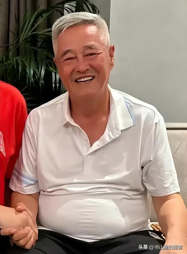 68岁赵本山现身三亚	，逛街专人接待，买太多衣服保镖快拎不动袋子