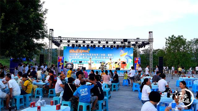 江安“清凉一夏”再燃激情！水枪大战、美食音乐共绘欢乐夜