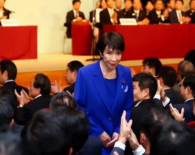 日本迎来女版安倍，对华强硬引发警告，特朗普索要5500亿“账单”