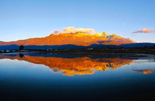 秋冬来丽江，把一年的好运都收进这场“日照金山”里