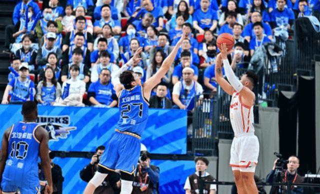 CBA排名乱套了！北京四连胜稳居第一，辽宁险胜排第二，黑马第五