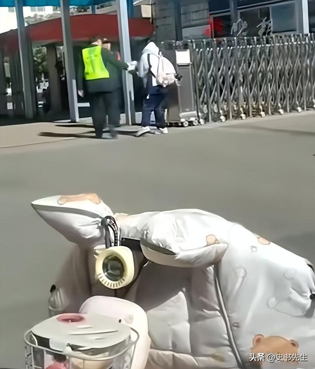 买小吃被拔走钥匙后续！态度粗暴，女生当场吓哭，学校通报引质疑