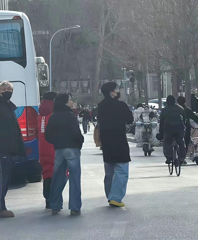 好神秘！“姑父	”惊现北大校园，有任女士和王cc陪同	，没带小太阳