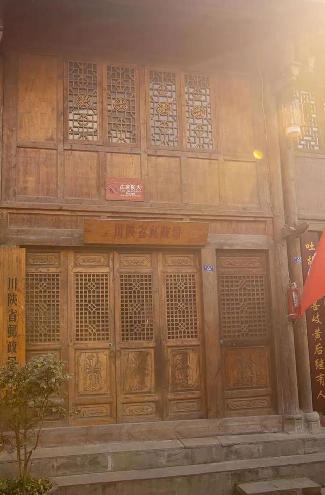 成都出发2.5h刹拢最绝红叶之城！秋色媲美九寨，一城吃够三省美食！更有山林温泉泡过瘾！