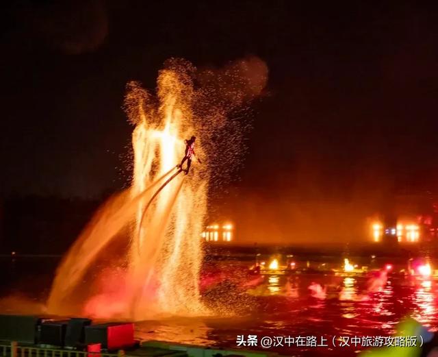 汉中这场演出铁花炸裂、孔明灯漫天，好看好玩还出片！