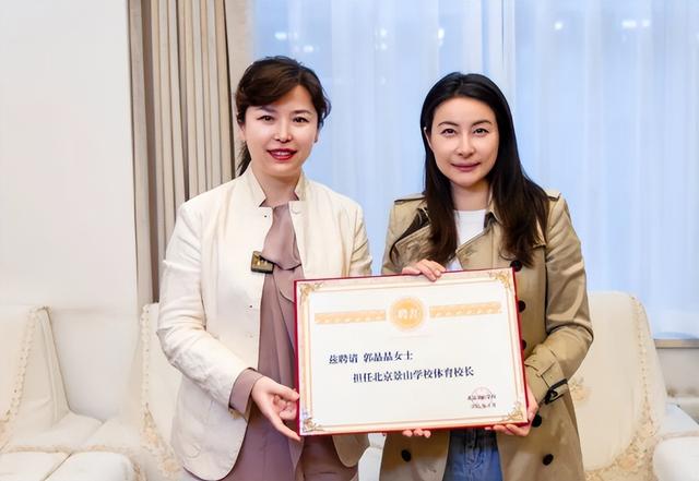 不装了！结婚10年后，章泽天彻底跟刘强东翻脸，郭晶晶当初没说错