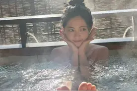 反差！TVB御用学生妹一改清纯形象推写真，身材丰满与长相不符图片