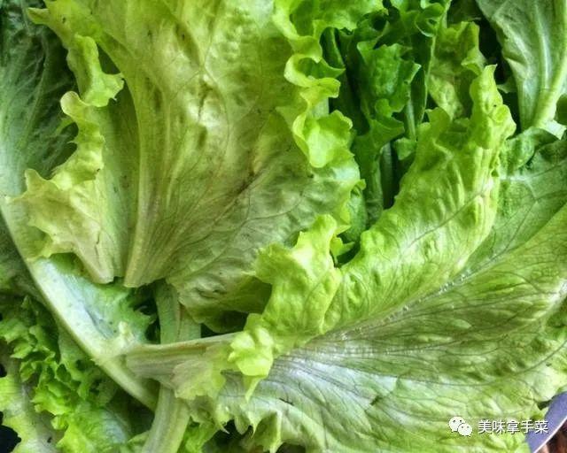 炒生菜的做法，教你饭店炒法，油润清脆，菜味十足